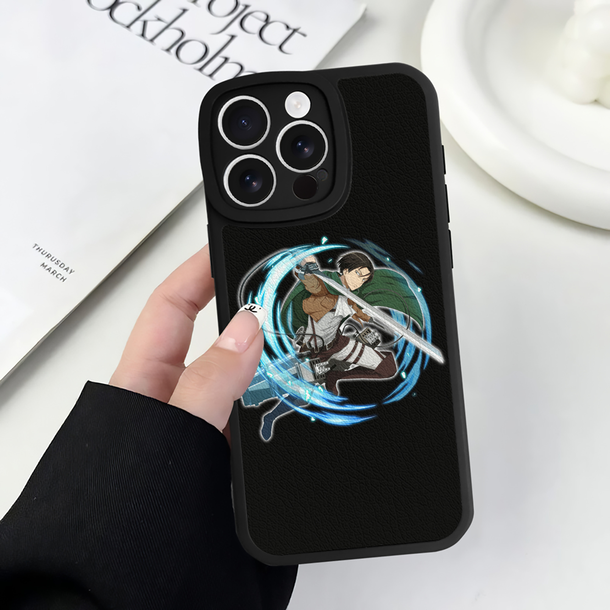 （画像用） 進撃の巨人 リヴァイ·アッカーマン Attack on Titan Levi Ackerman 【iPhone 16シリーズ対応】シリコンスマホケース（レザー調） 材質：シリコン